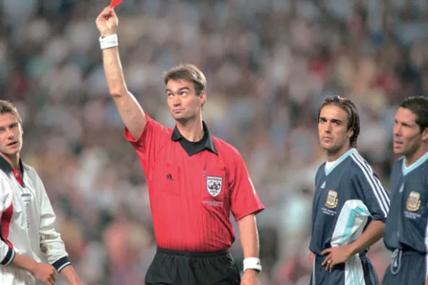 بيكام يخرج مطروداً خلال مواجهة الأرجنتين في مونديال 1998