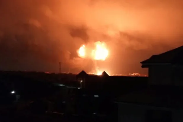 حريق ضخم في العاصمة الغانية إثر انفجارين بمحطة وقود