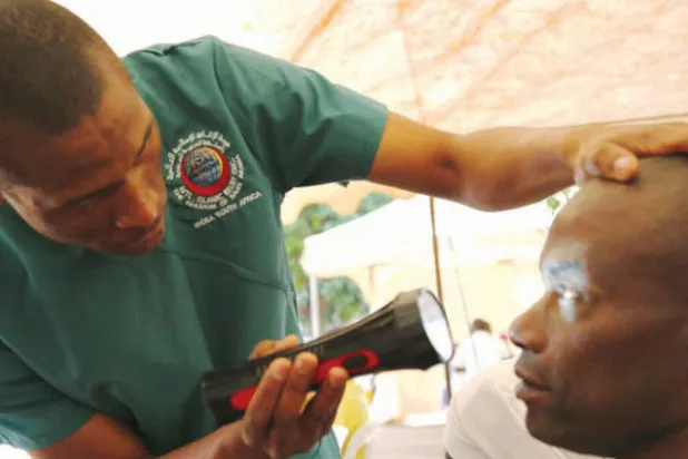 رابطة العالم الإسلامي تقيم مخيماً طبياً للعيون في زيمبابوي