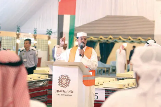 «مزاد ليوا للتمور» يجذب أعداداً كبيرة من عشاقها