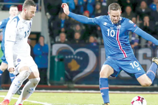 غيلفي سيغوردسون يواصل تألقه مع منتخب آيسلندا بينما ينتظر منه إيفرتون المزيد (أ.ب)