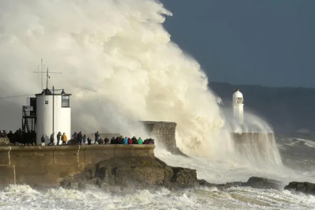 العاصفة «أوفيليا» تضرب آيرلندا
