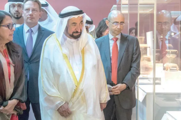 حاكم الشارقة الشيخ الدكتور سلطان بن محمد القاسمي يجول في أقسام المعرض 