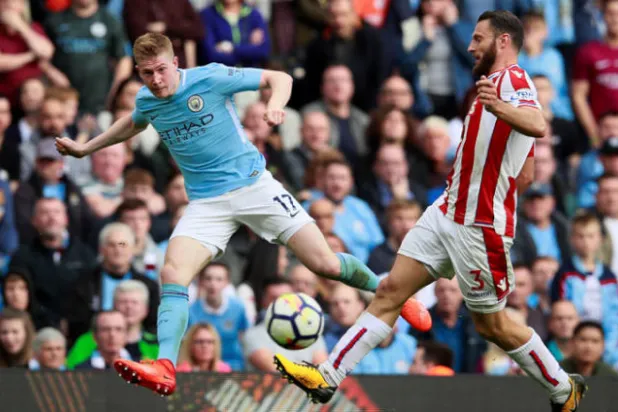 دي بروين تألق أمام ستوك سيتي وساهم بهدفين في السباعية الساحقة (رويترز)