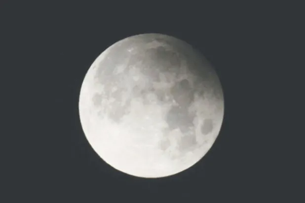 نفق «صالح للعيش» تحت سطح القمر