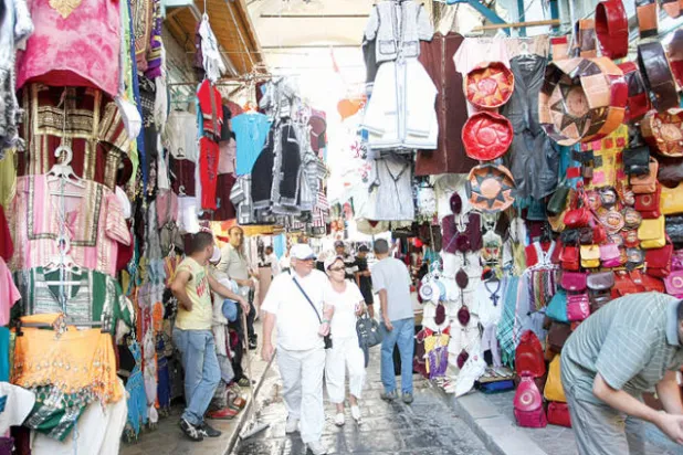 خطط تونسية لمراجعة سياسات الدعم وتسريح 10 آلاف موظف