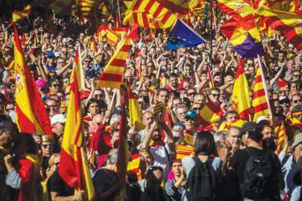 مئات الآلاف يتظاهرون في برشلونة تأييداً لوحدة إسبانيا