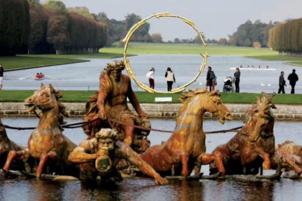 قوس معاصر على ضفة حوض أبولون في فيرساي