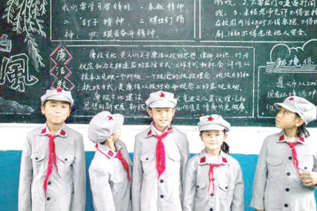 يخبر المعلمون الطلبة بأن الولاء للحزب يمكن أن يساعدهم في تخطي الصعوبات الشخصية