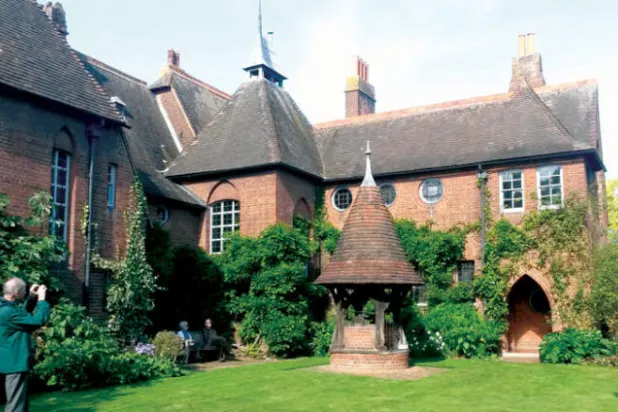 {المنزل الأحمر} من الخارج