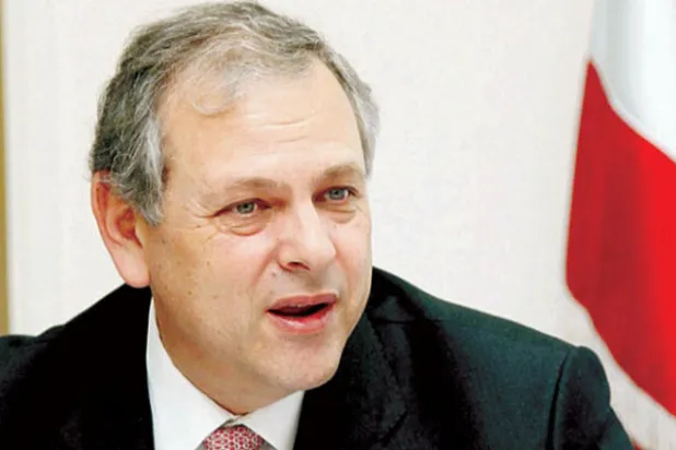 دو فريج: تطاول إيران على السيادة شكل طعنة للحريري