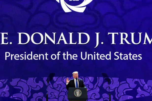 ترمب يصل إلى فيتنام ولن يلتقي بوتين