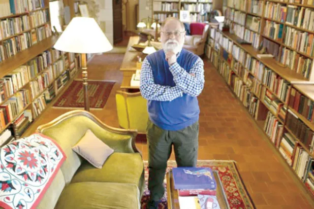 مانغويل في مكتبته