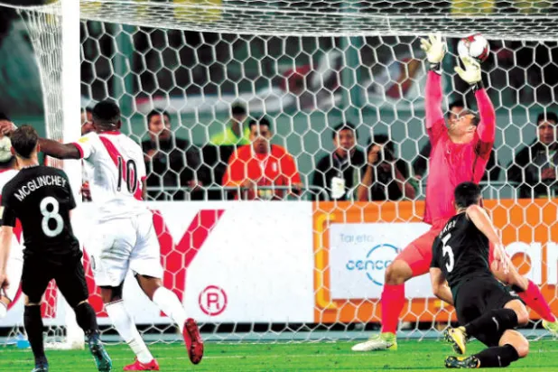 فارفان نجم بيرو (يسار) يسجل الهدف الأول في شباك نيوزيلندا (إ.ب.أ) 