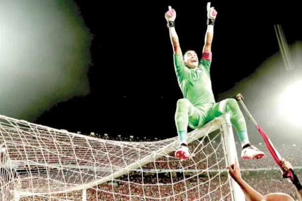 الحضري بعد تأهل المنتخب المصري لكأس العالم (رويترز)