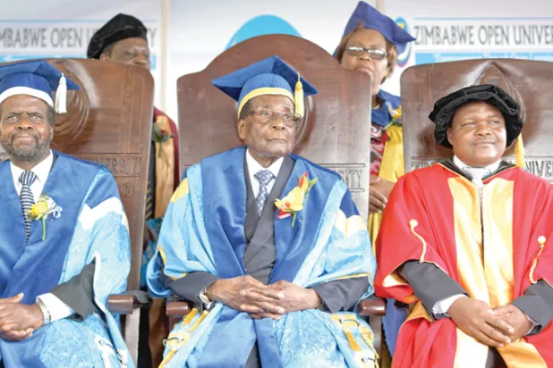 رئيس زيمبابوي ينتقل إلى القصر الرئاسي ويحضر تسليم شهادات جامعية