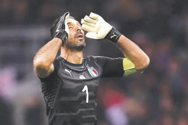 بالحسرة والدموع ودع بوفون مسيرته الدولية (أ.ف.ب)