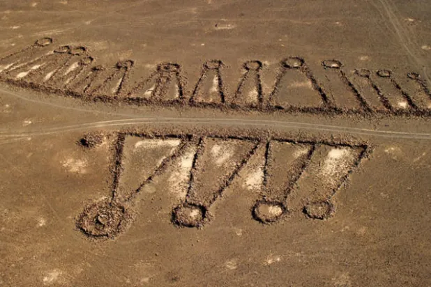 تشكيلات صخرية وصفت بثقوب المفاتيح (نيويورك تايمز)