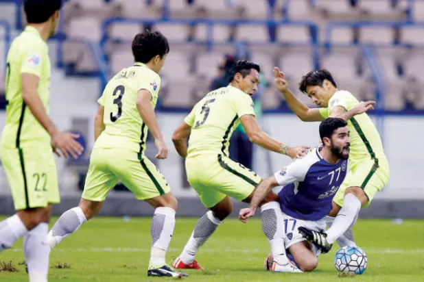 خربين يتعرض للعرقلة من الدفاعات اليابانية (تصوير: بدر الحمد)