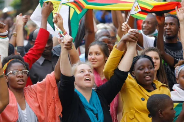 موغابي يرفض الرضوخ ويتحدى قرار عزله