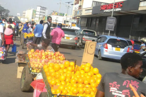 كيف هزم الانهيار الاقتصادي موغابي المعمر؟