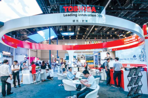 «توشيبا» تجمع 5.3 مليار دولار من بيع أسهم لتفادي إلغاء الإدراج