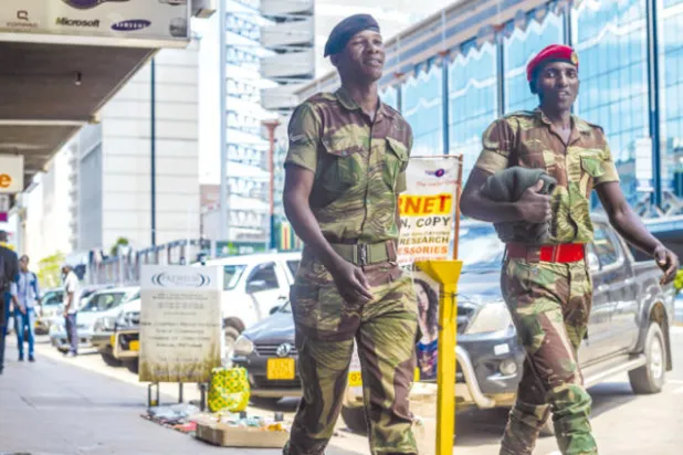 موغابي يناور جيش بلاده وحلفاءه