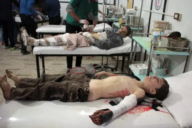 جرحى سوريون يتلقون العلاج في عيادة مؤقتة بعد قصف قوات النظام السوري في مدينة دوما بالغوطة الشرقية (أ.ف.ب)