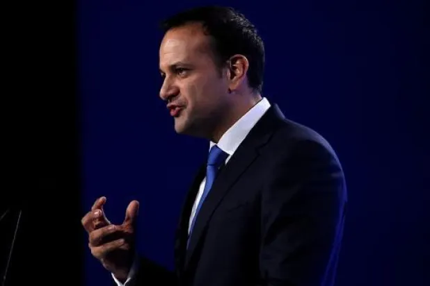 حزب أيرلندي يطالب باستقالة نائبة رئيس الوزراء لإهمالها شكوى شرطي حول الفساد