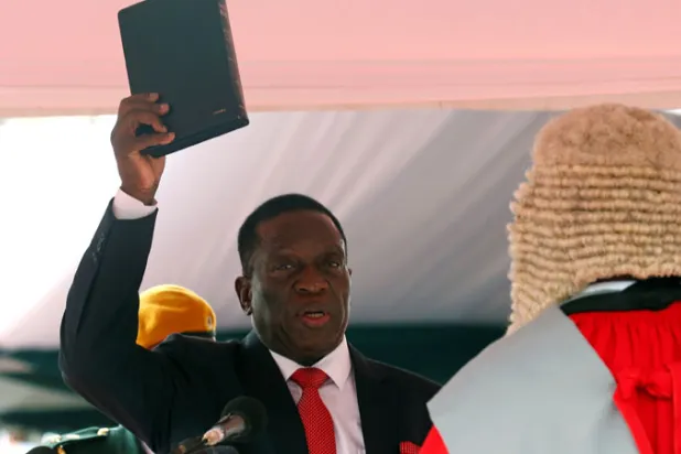  الرئيس إمرسون منانغاغوا يؤدي اليمين الدستورية (رويترز)