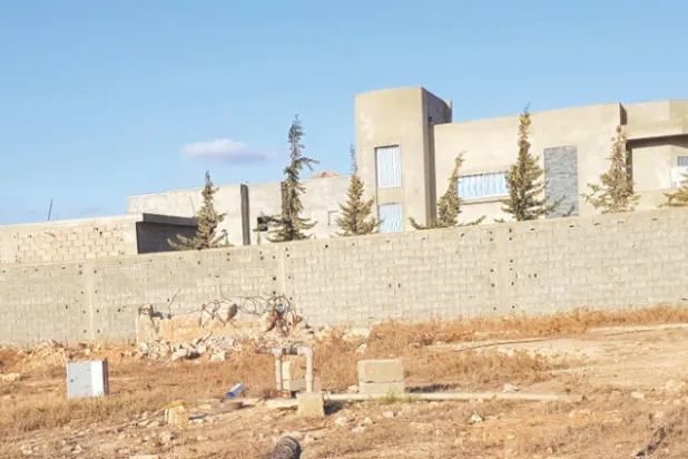 واحدة من الفتحات التي أحدثها المتطرفون في سور منزل الجبالي للتنقل بين المعسكرات المحيطة بعد استيلائهم عليها.