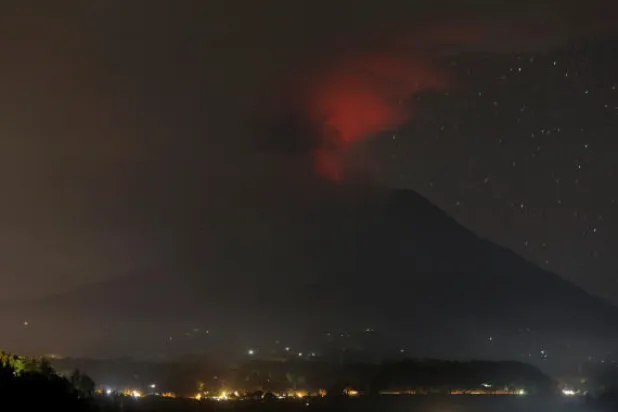 بركان جزيرة بالي الإندونيسية ينفث رماده بارتفاع 3 آلاف متر