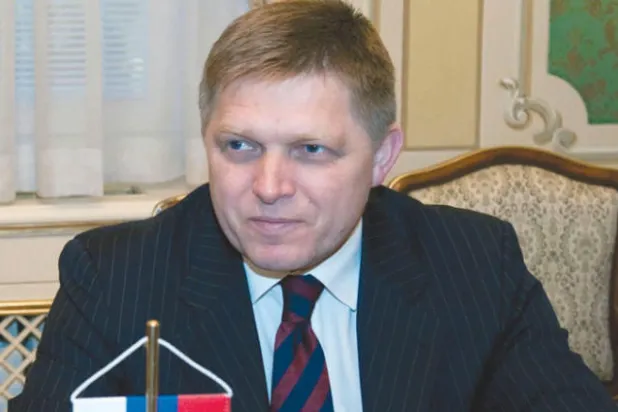 رئيس حكومة سلوفاكيا يؤدي وردية ليلية في مصنع