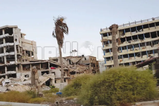 آثار المفخخات والتفجيرات على مباني شاطئ بنغازي قرب منطقة المحكمة القديمة (تصوير: عبد الستار حتيتة)