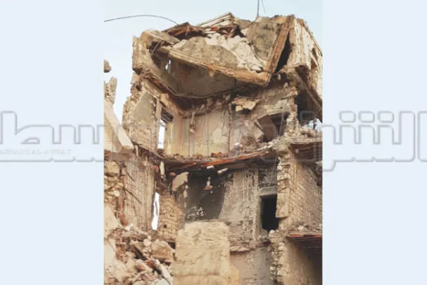 يُظهر ما تبقى من هذه العمارة التي اتخذ منها متطرفو بنغازي مقراً لهم في الشارع التجاري ضراوة الحرب (تصوير: عبد الستار حتيتة)