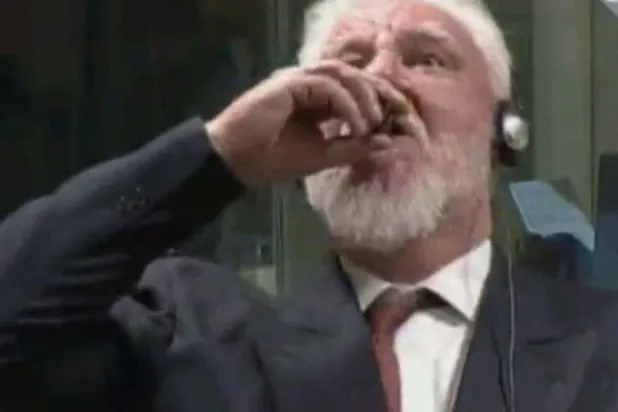 متهم بجرائم حرب يتجرع السم فور سماعه الحكم الصادر ضده