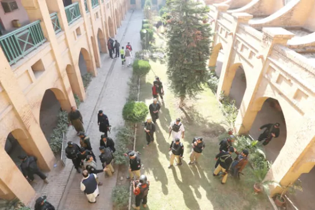 باكستان: 9 قتلى وعشرات الجرحى في هجوم «منتقبين» على كلية الزراعة في بيشاور