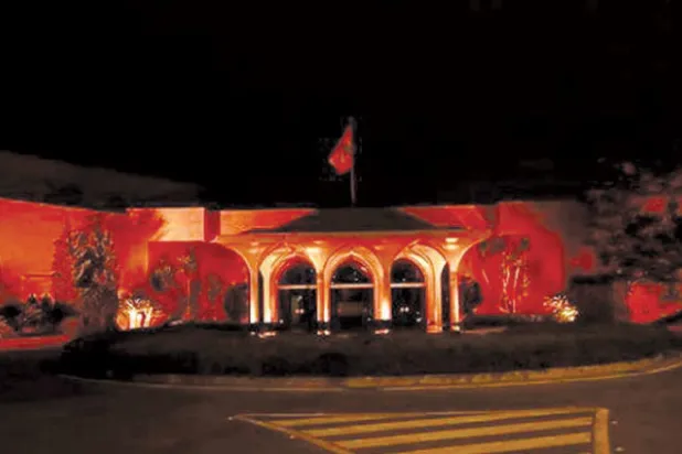 لبنان يكتسي بالبرتقالي ويوزع الشرائط البيضاء ويغني