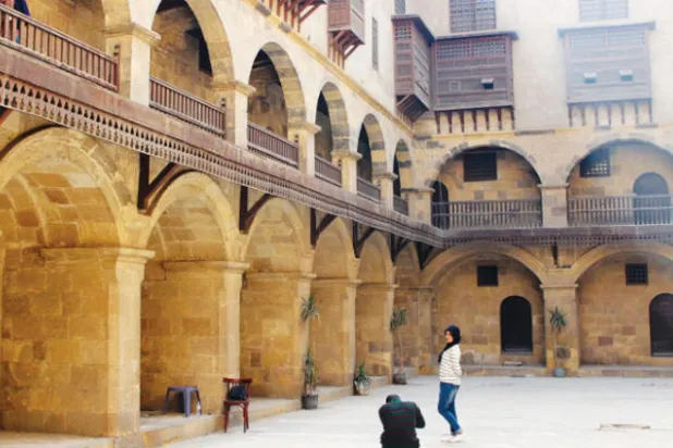 تم بناء الوكالة بحيث تتركز كل العناصر التجارية والمعيشية حول صحن مستطيل الشكل ومكشوف من أعلى