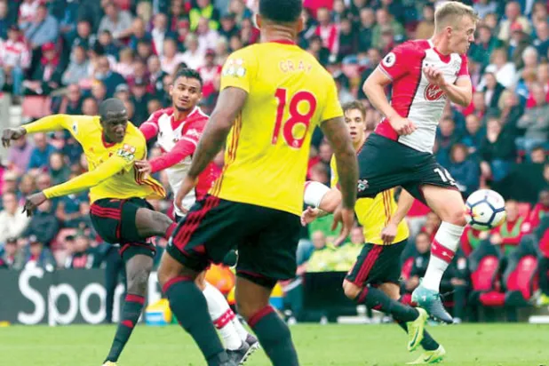 دوكوري (يسار) أصبح عنصرا دائما في تشكيلة واتفورد الأساسية («الشرق الأوسط»)