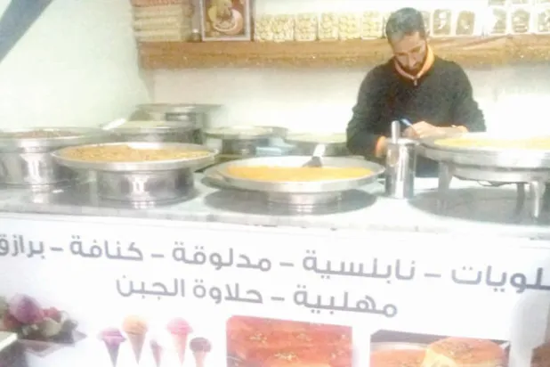 «أبو الخير» مقاتل سابق في داريا يعود إلى صنع الحلويات في إدلب