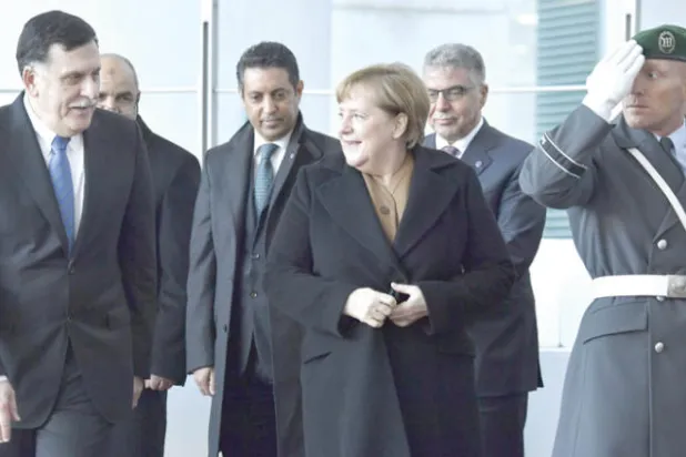 السراج يعد ميركل بالتحرك لإنهاء «معاناة المهاجرين» في ليبيا