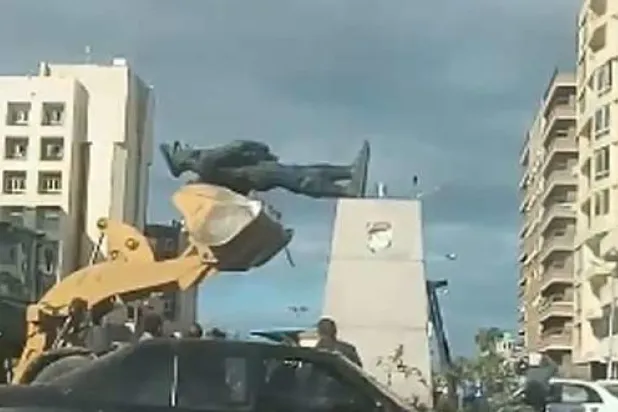 طريقة نقل تمثال أدت إلى تحطمه تثير انتقادات في مصر