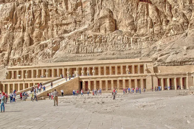 الشمس تتعامد على {قدس أقداس} الدير البحري في غرب الأقصر