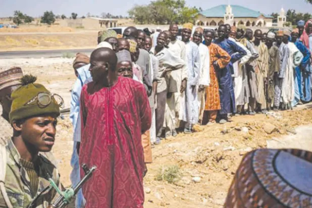 طابور من مواطنين نيجيريين في ولاية بورنو في انتظار تلقي المساعدات الغذائية (نيويورك تايمز)