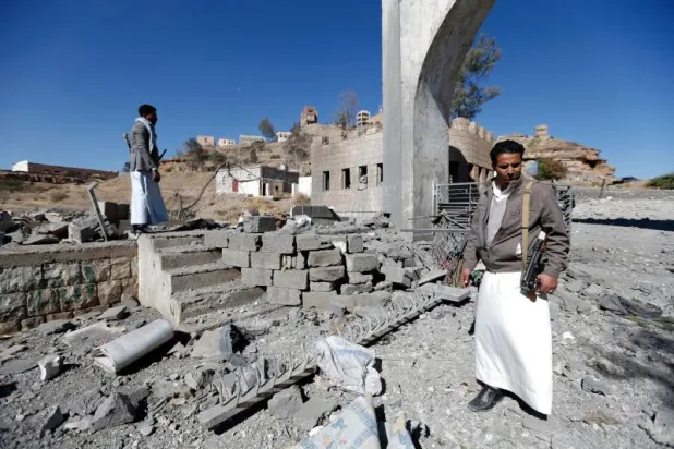 رجل يمني يقف في صنعاء عقب ضربة للحوثيين أمس (أ.ف.ب) 