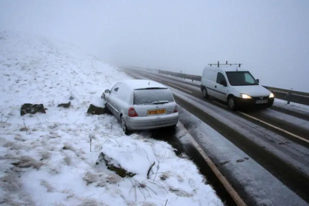 طريق مغلقة من جراء أسوأ عاصفة ثلجية في أربعة أعوام (أ.ف.ب)