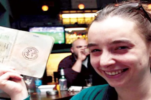 ناشطة حقوقية يهودية تمسك بجواز سفر عليه ختم «طائر الشمس» 