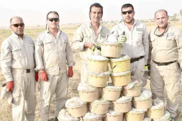 خبراء ألغام من المنظمة السويسرية يعاينون ألغام «داعش» المطورة (نيويورك تايمز)