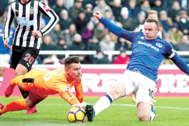 روني قائد إيفرتون يسجل في مرمى نيوكاسل ليمنح فريقه انتصاراً ثميناً (رويترز)